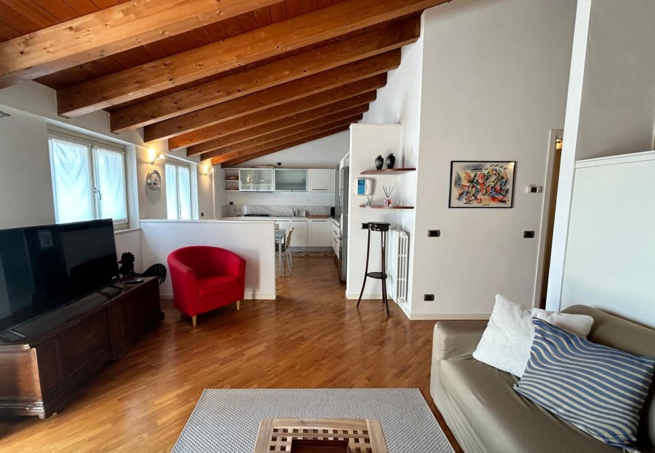 Ferienwohnung in Salò - Mansarda del Gallo