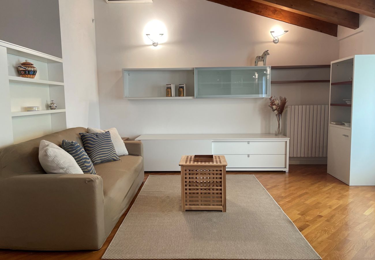 Ferienwohnung in Salò - Mansarda del Gallo